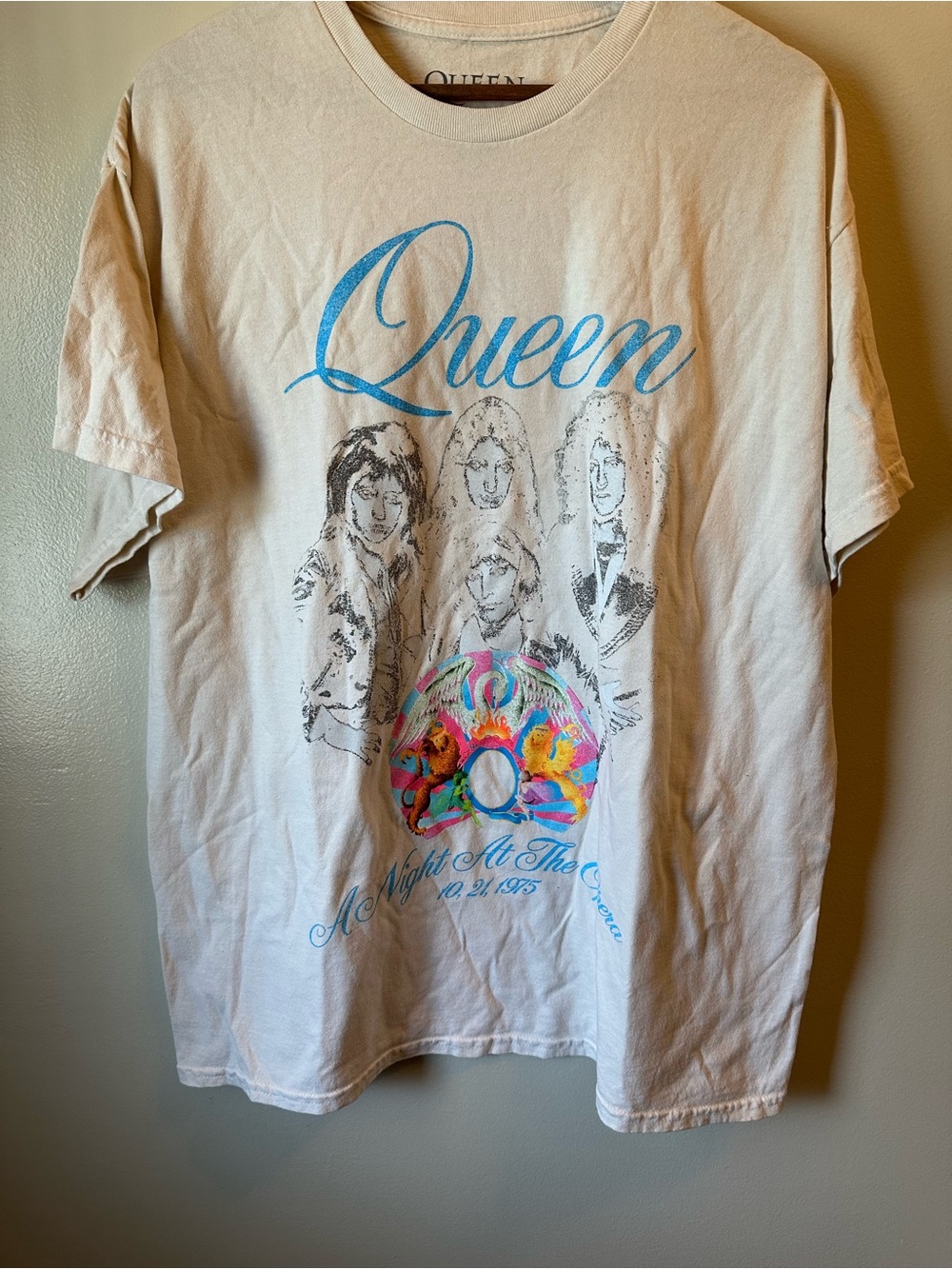 Que Vintage-Style Queen Tee in White with Blue Script